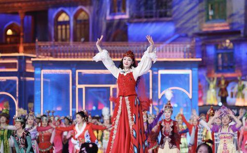 新疆人住宫殿娱乐吃瓜,一场别开生面的生活画卷  第3张